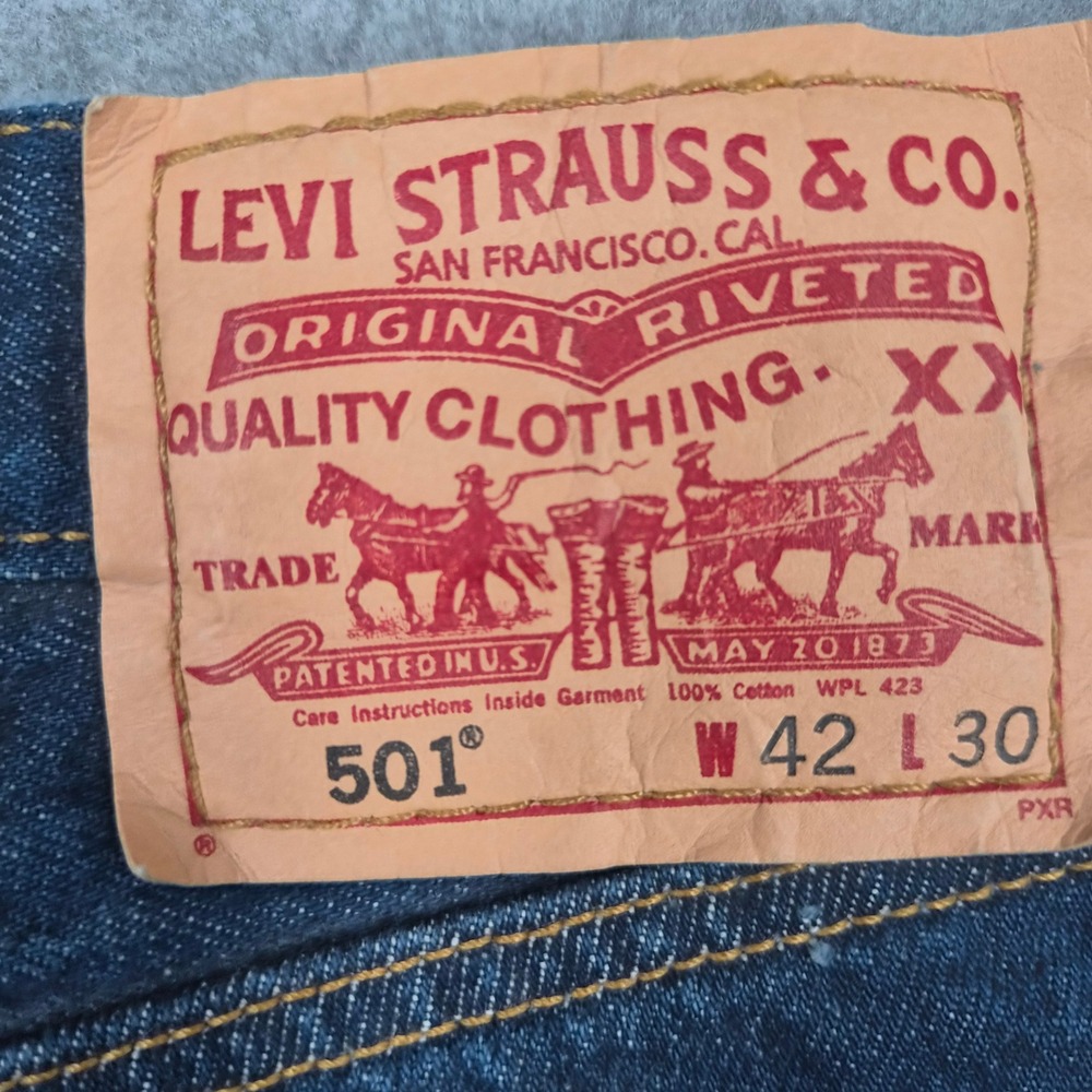 Levi's 501 Original Fit Jeans Mens 42x30 Dark Wash Indigo Button Fly 00501-0000 - Picture 3 of 11